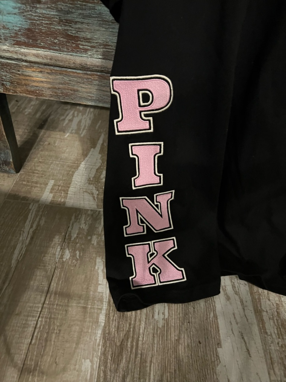 NEW!💗PINK VS Limited Edition Pink Friday Black Campus Crew Tee Pink Logo!Sz-M! - Picture 10 of 10